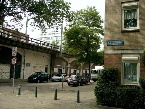 Teilingerstraat te Rotterdam. Op  de achtergrond het hofplein spoortraject. Foto: Jan de Leeuw van Weenen 2004