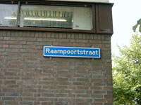 Raampoortstraat te Rotterdam.  Om deze lakenramen te bereiken moest je een poort door. De Raampoort. Foto: Jan de Leeuw van Weenen 2004