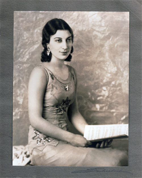 foto van Dorothy Gallatin. Foto in 2010 gekregen van de organisatrice van de van Waynen-award, mevrouw Catherine Tonn. Ze schrijft me: Hierbij stuur ik 2 foto's uit het Berkeley Piano Club Archief. Ze zijn genomen op het examenfeest (graduation) aan de Yuba City, California High School. Ze zijn niet gedateerd, maar er staat achterop de foto dat ze omstreeks 1930 zijn genomen.