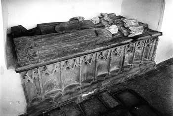 Graftombe van Nicolaas II van Putten (overl. 1311) en zijn vrouw Aleid van Strijen (overl. 1316), vermoedelijk gemaakt in opdracht van hun dochter Beatrijs. Oorspronkelijk heeft de tombe vrij in het koor gestaan en is, vermoedlijk kort na de reformatie, in een nis in het koor geplaatst. In 1961/62 vond restauratie plaats